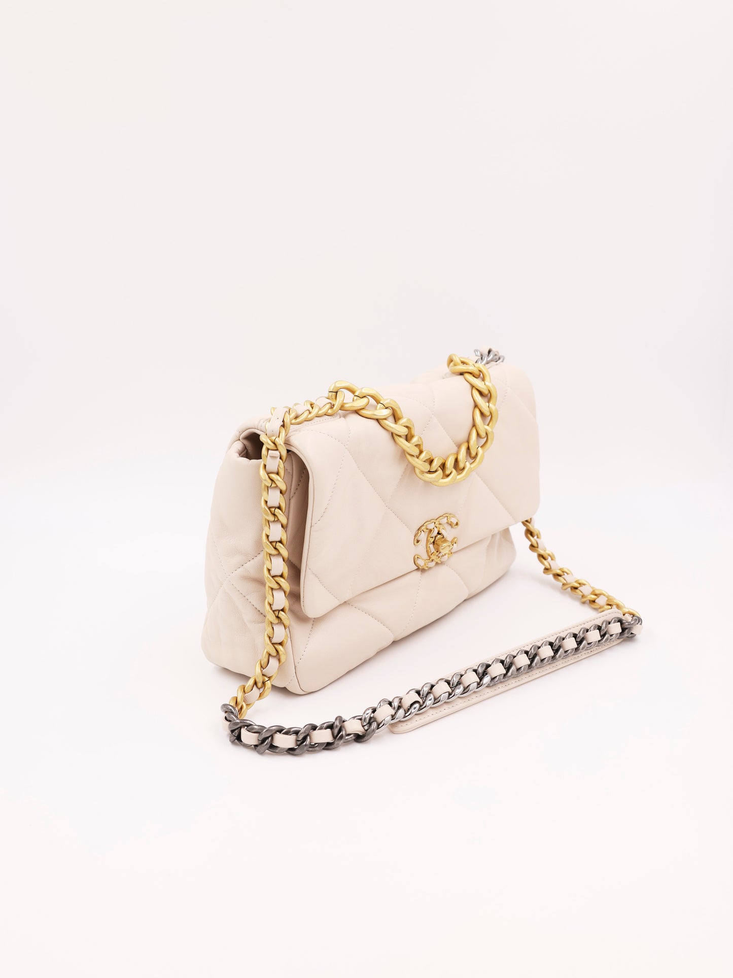 CHANEL 19 Jumbo Ziegenleder creme