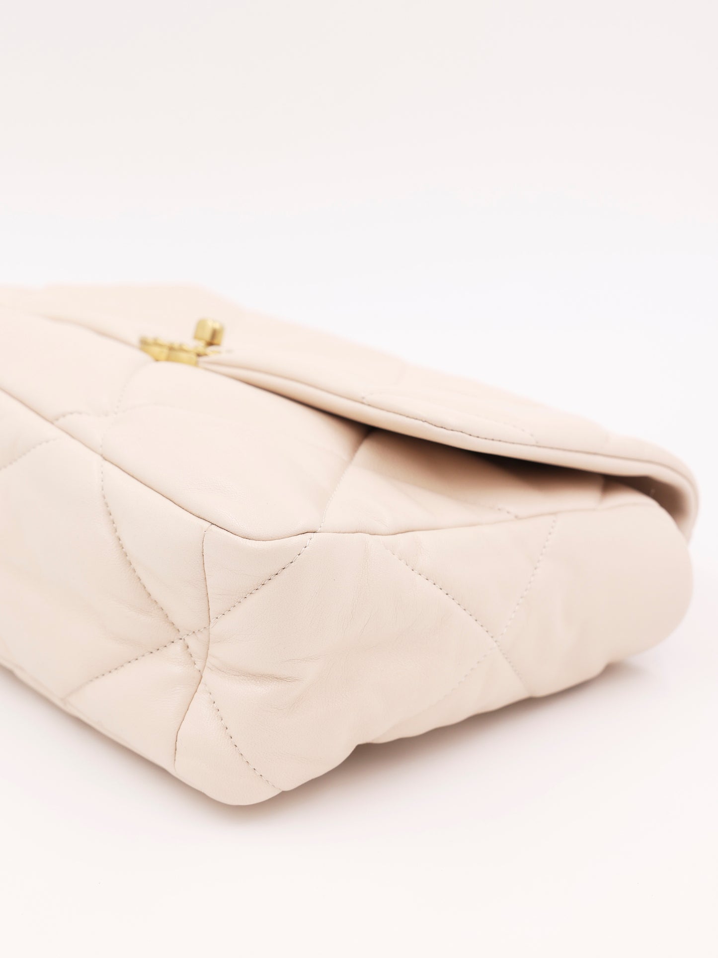 CHANEL 19 Jumbo Ziegenleder creme
