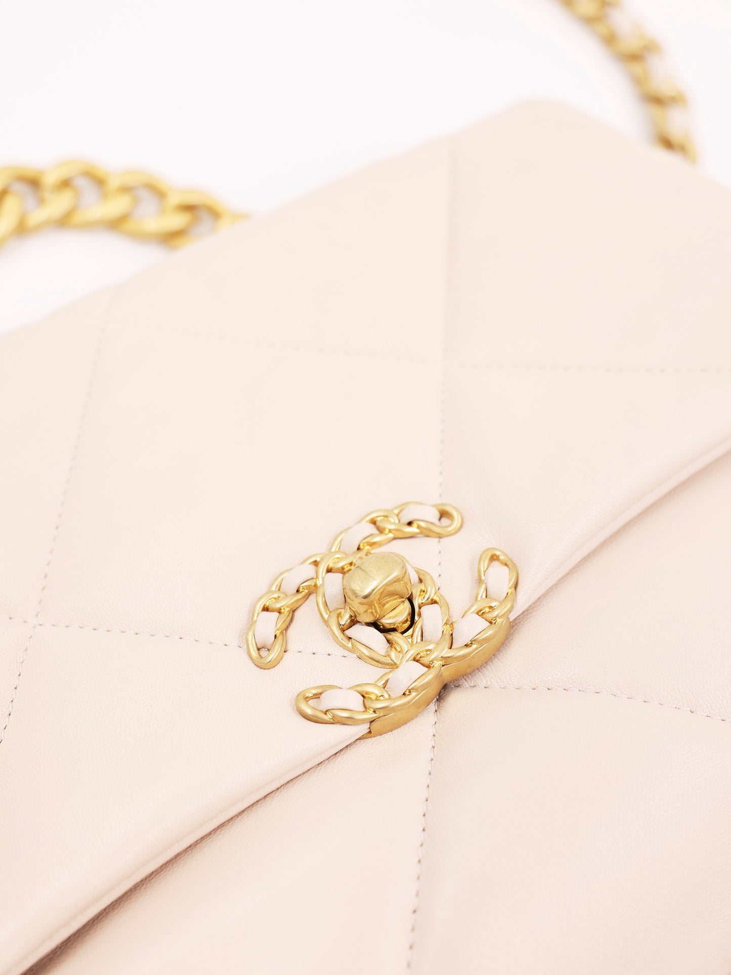 CHANEL 19 Jumbo Ziegenleder creme