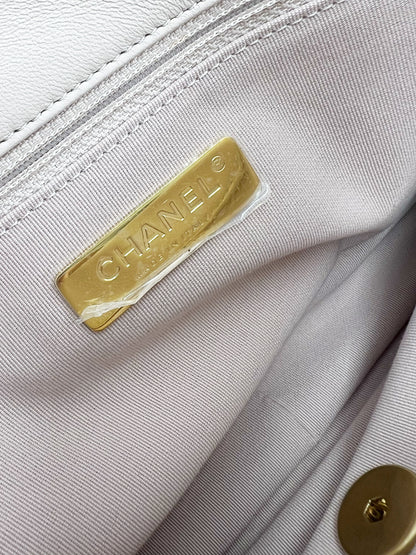 CHANEL 19 Jumbo Ziegenleder creme