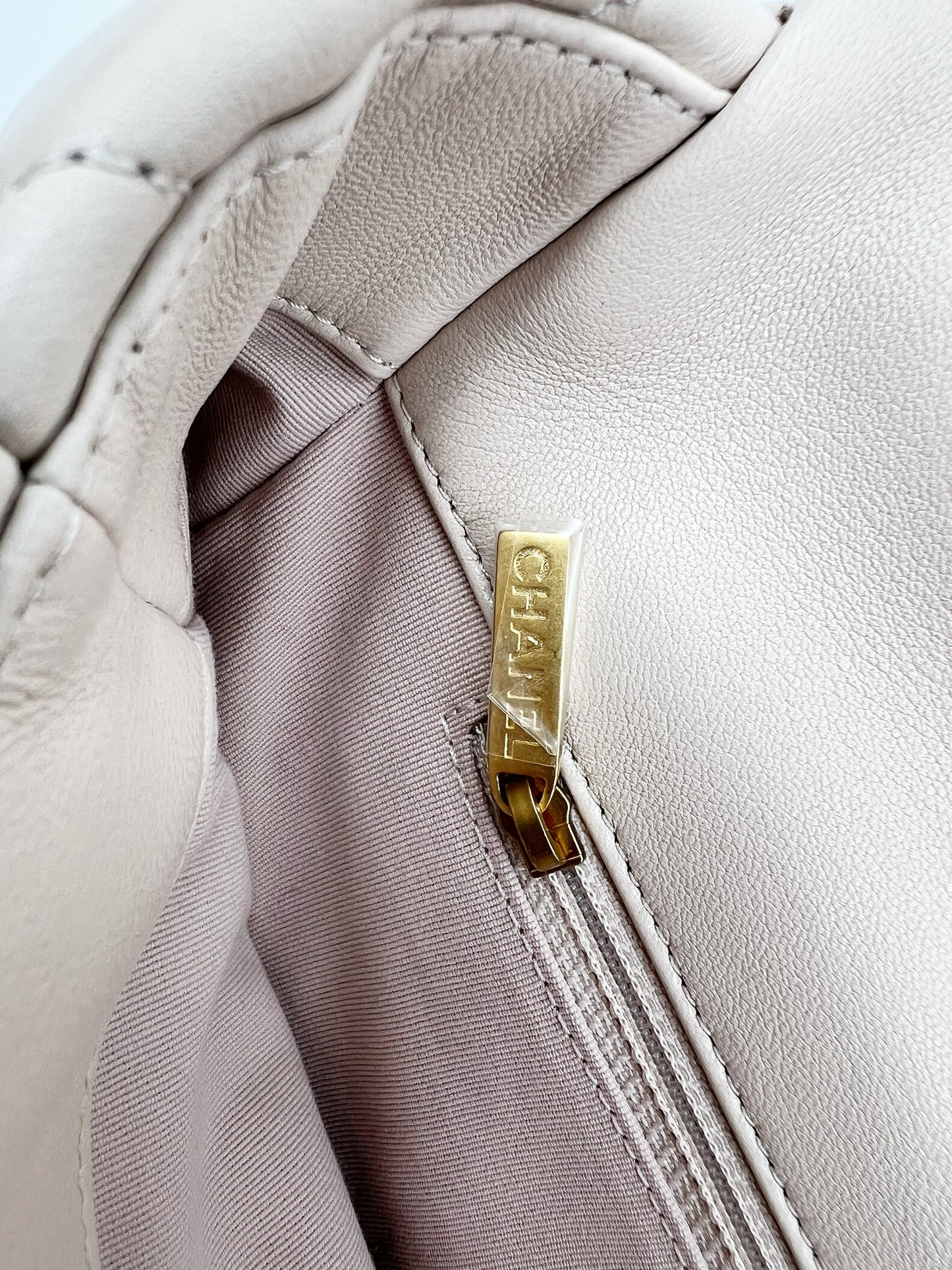 CHANEL 19 Jumbo Ziegenleder creme