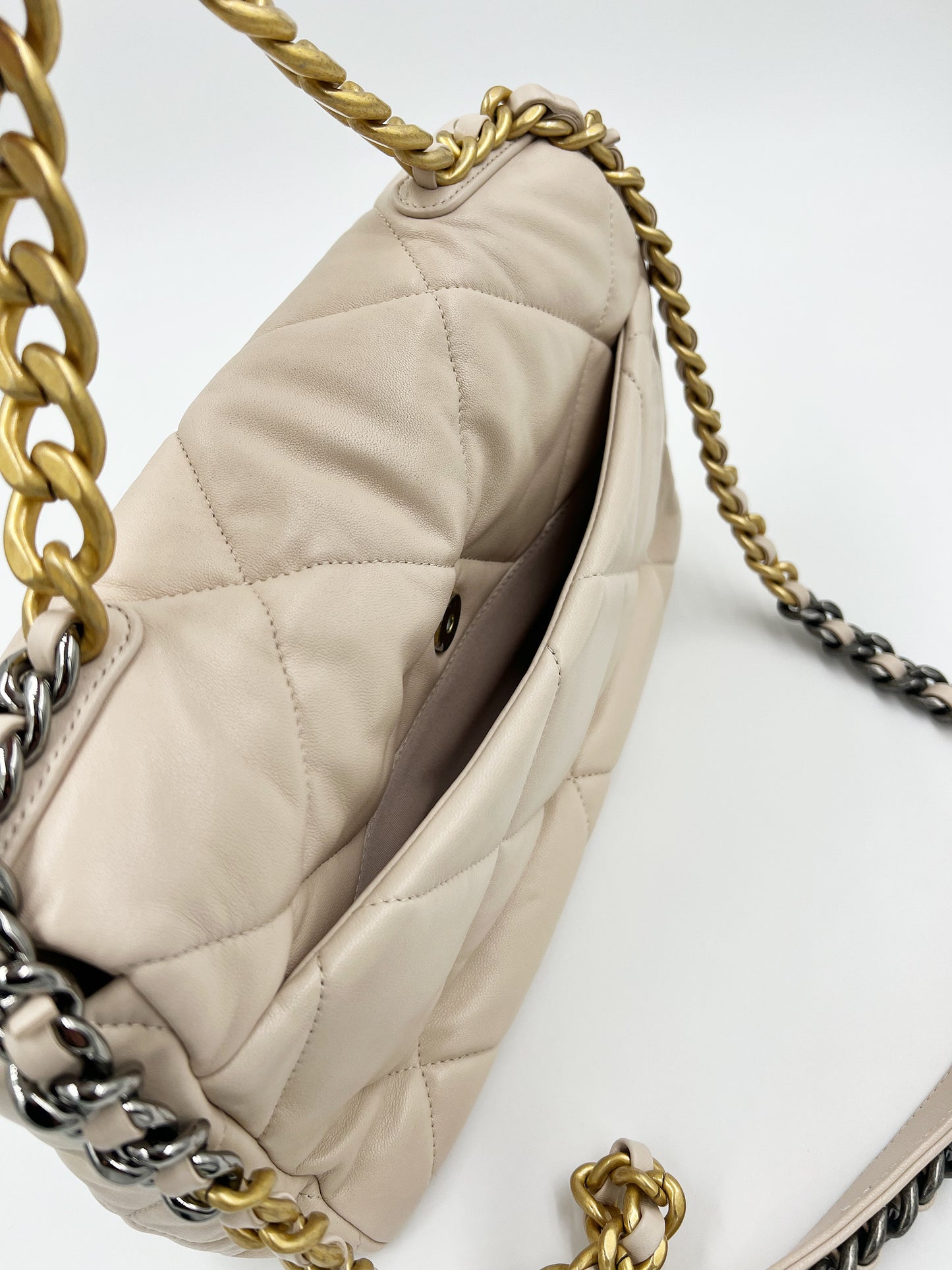 CHANEL 19 Jumbo Ziegenleder creme