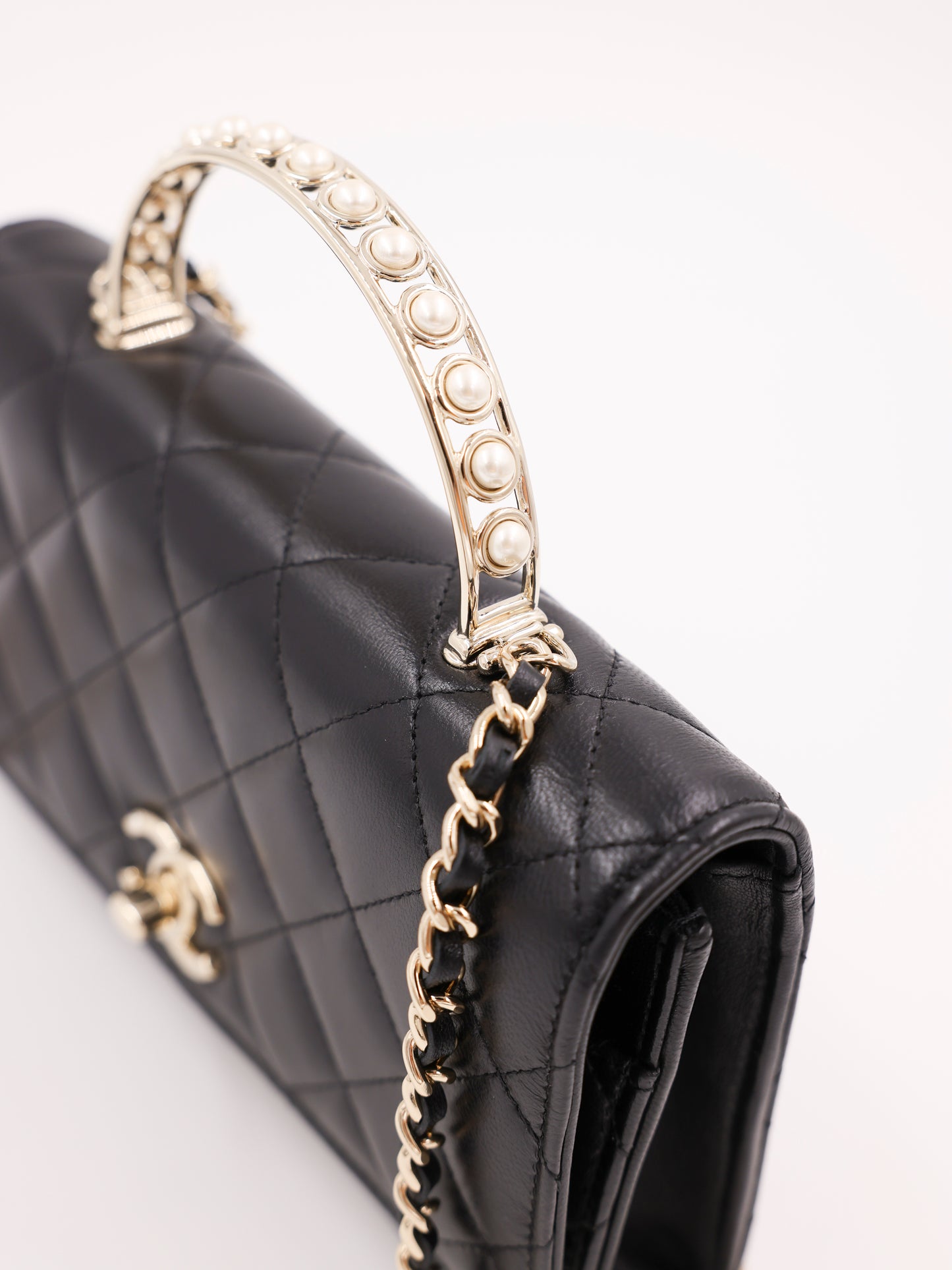 CHANEL Wallet on Chain Pearls Top Handle Lammleder schwarz