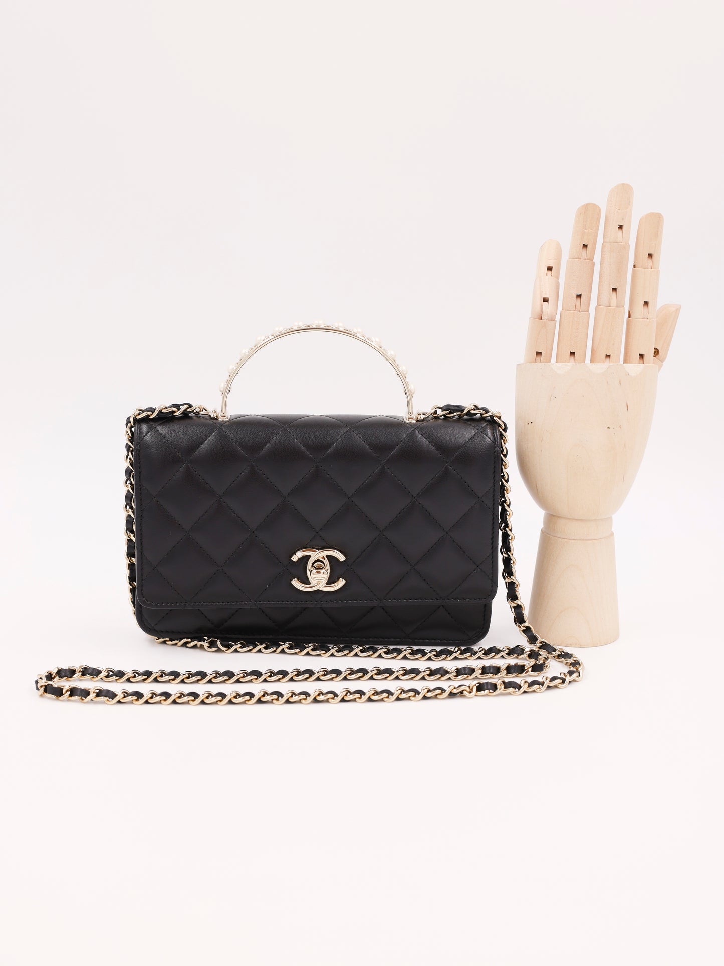 CHANEL Wallet on Chain Pearls Top Handle Lammleder schwarz