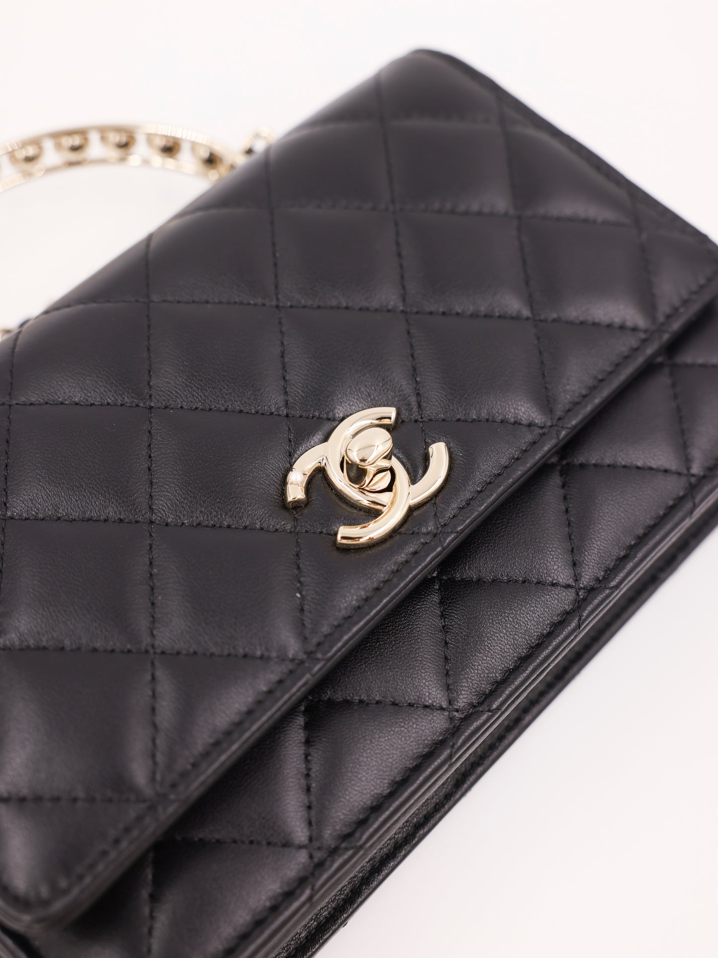 CHANEL Wallet on Chain Pearls Top Handle Lammleder schwarz