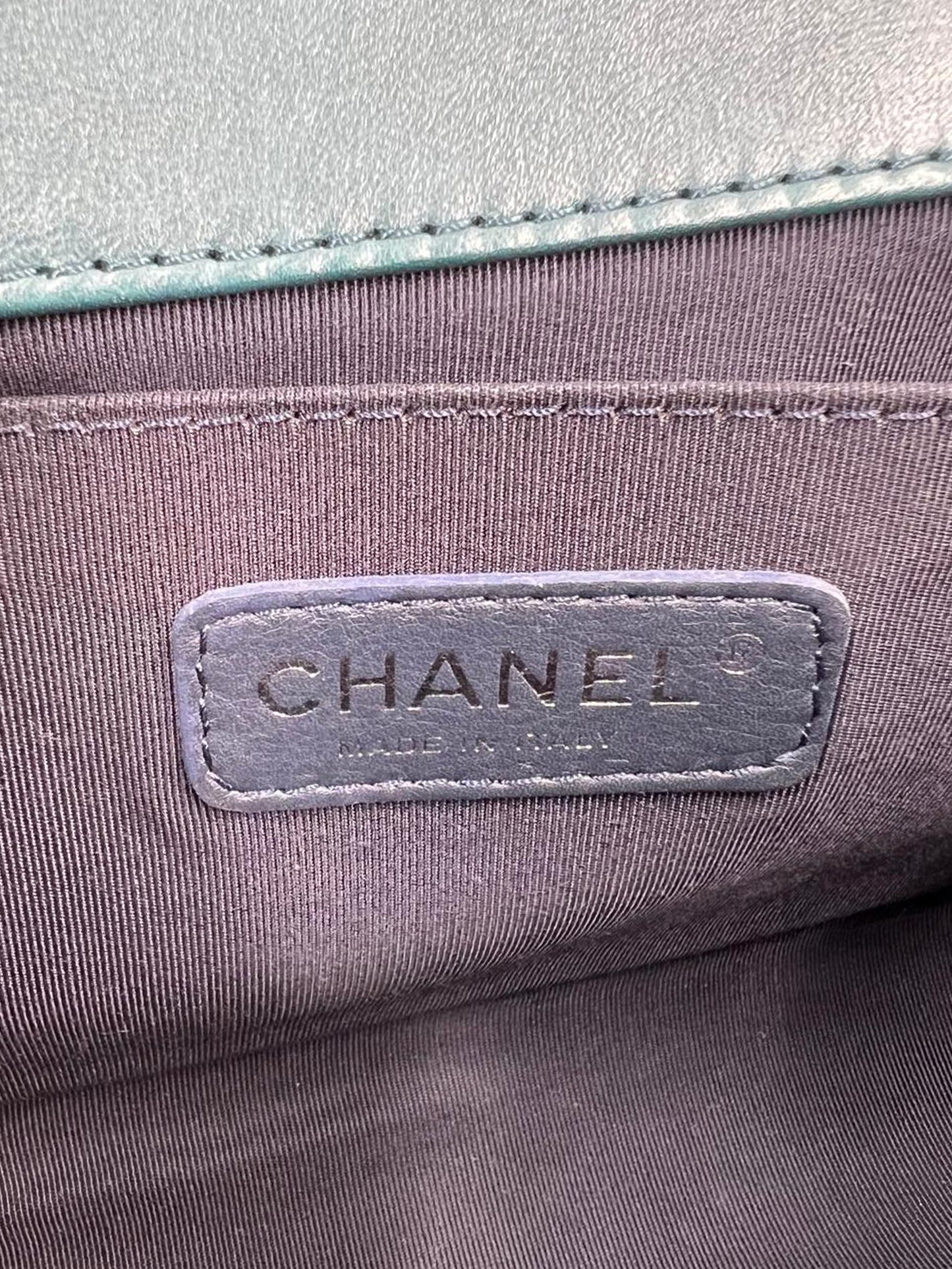 CHANEL Boy Bag Medium Tweed grün SHW