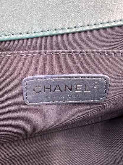 CHANEL Boy Bag Medium Tweed grün SHW
