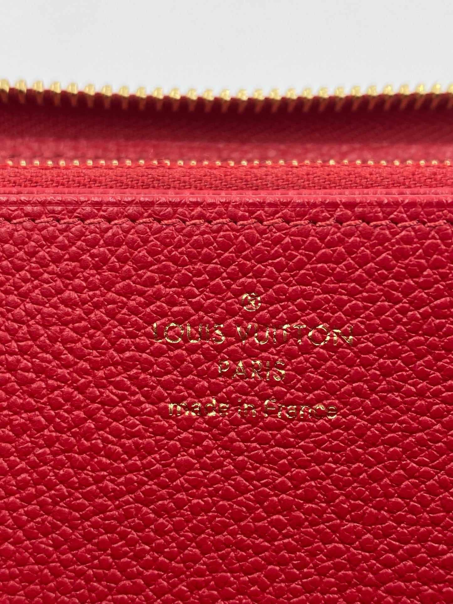 LOUIS VUITTON Zippy Monogram Empreinte rouge