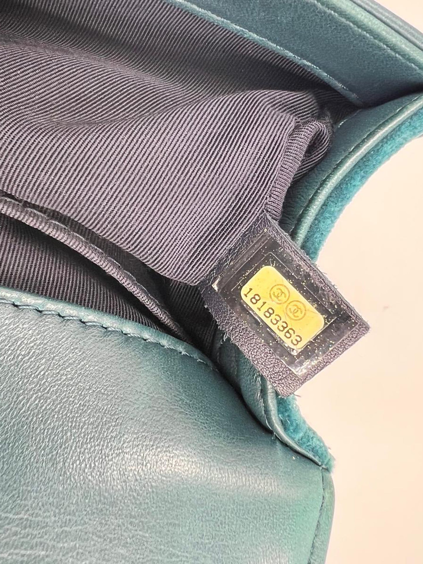 CHANEL Boy Bag Medium Tweed grün SHW