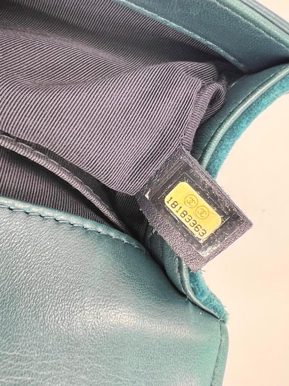 CHANEL Boy Bag Medium Tweed grün SHW