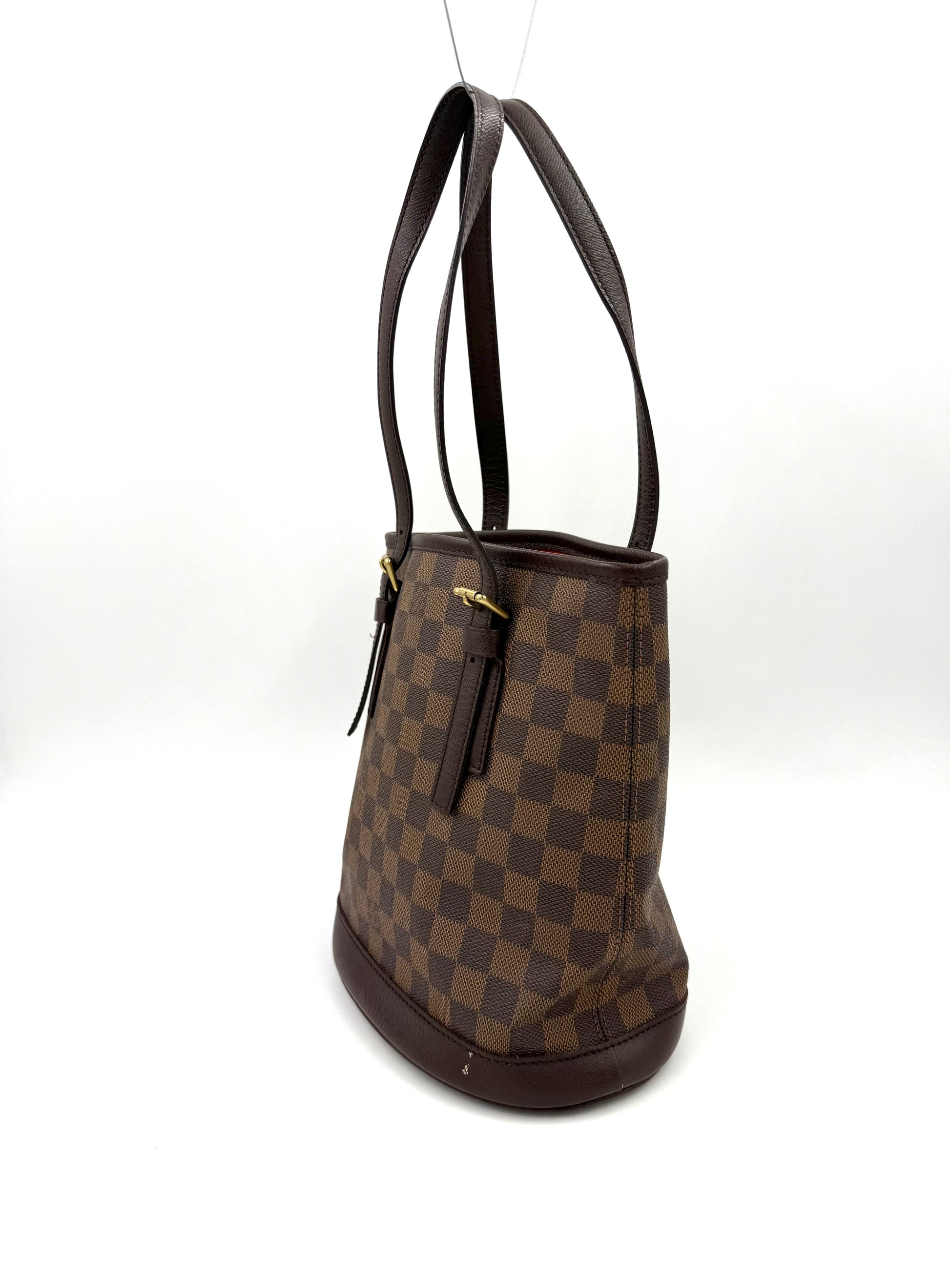 LOUIS VUITTON Bucket Bag PM Damier Ebene mit charakteristischem Schachbrettmuster und langen Lederhenkeln, Seitenansicht