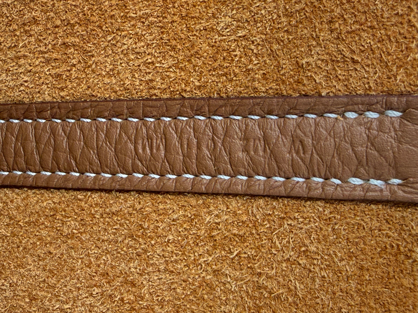 Detailaufnahme des Lederriemens der HERMÈS Picotin 26 Lock Clemence gold PHW Handtasche