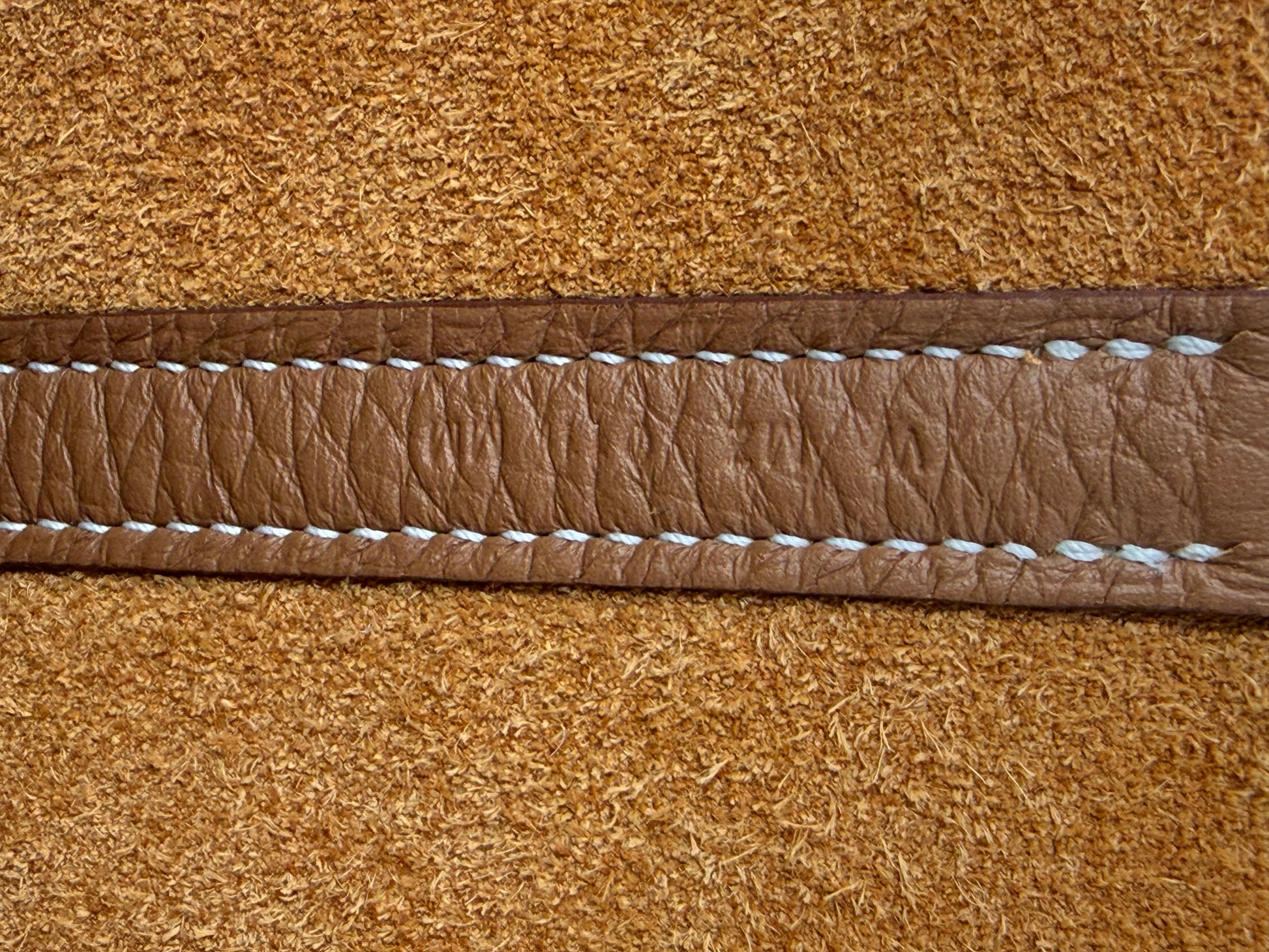Detailaufnahme des Lederriemens der HERMÈS Picotin 26 Lock Clemence gold PHW Handtasche