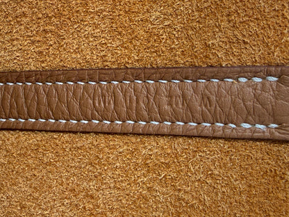 Detailaufnahme des Lederriemens der HERMÈS Picotin 26 Lock Clemence gold PHW Handtasche