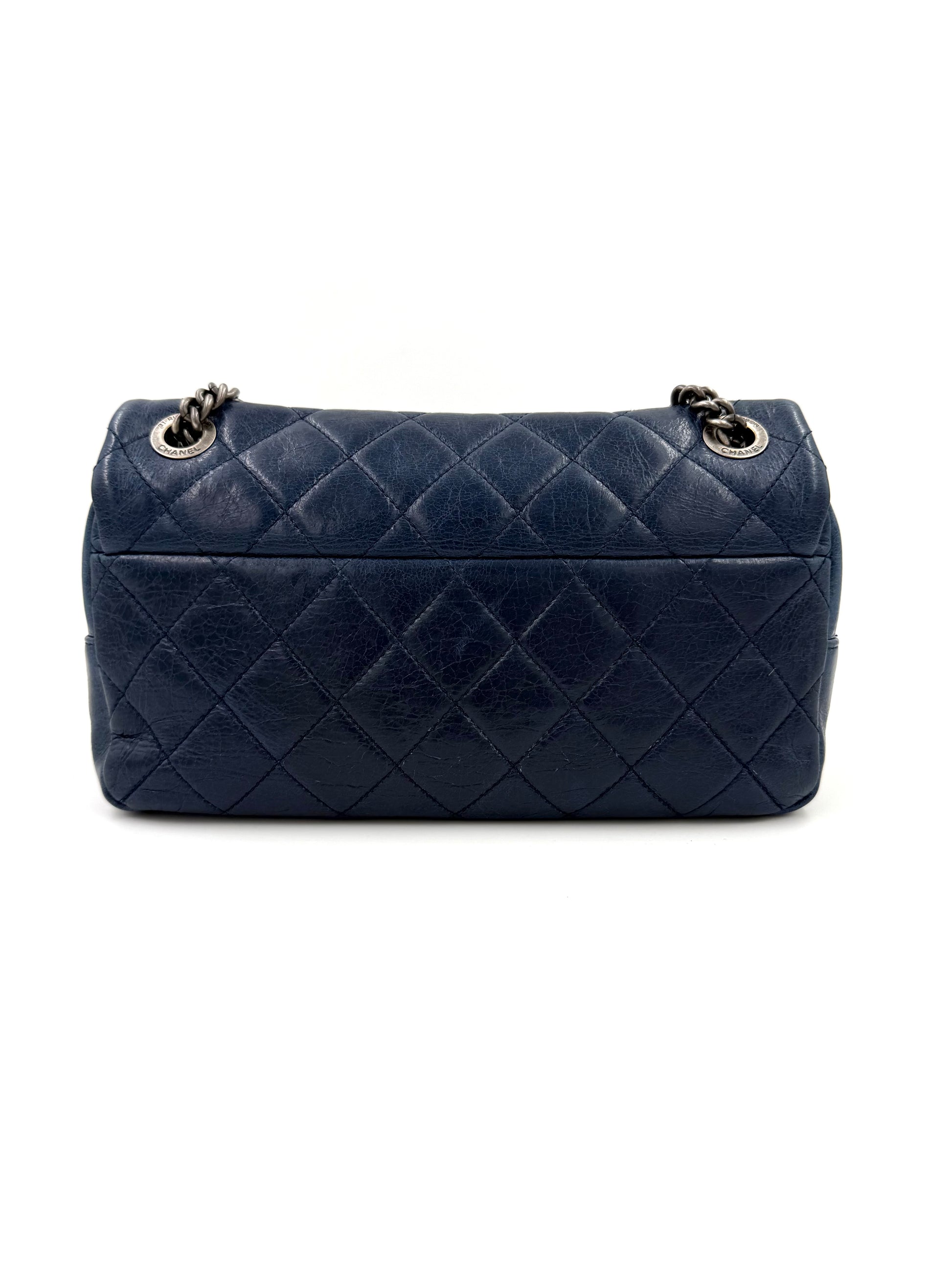 CHANEL Single Flap Coco Pleats Marineblau aus gestepptem Leder mit sichtbarer Patina und silberner Metallkette