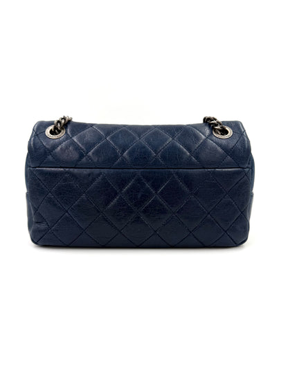 CHANEL Single Flap Coco Pleats Marineblau aus gestepptem Leder mit sichtbarer Patina und silberner Metallkette