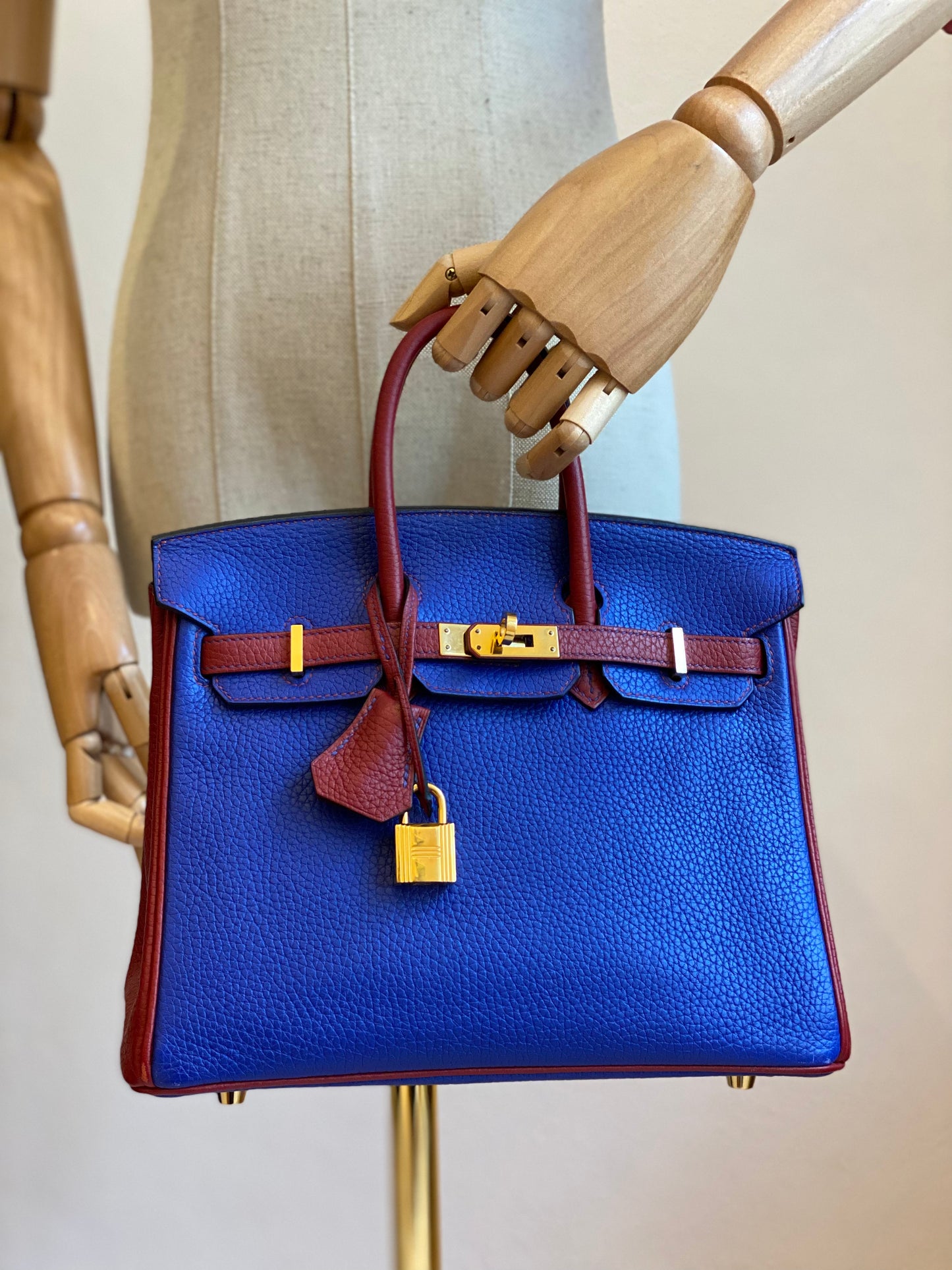 HERMÈS Birkin 25 Clemence Leder Electric Blue gold Hardware Fullset mit Original Rechnung