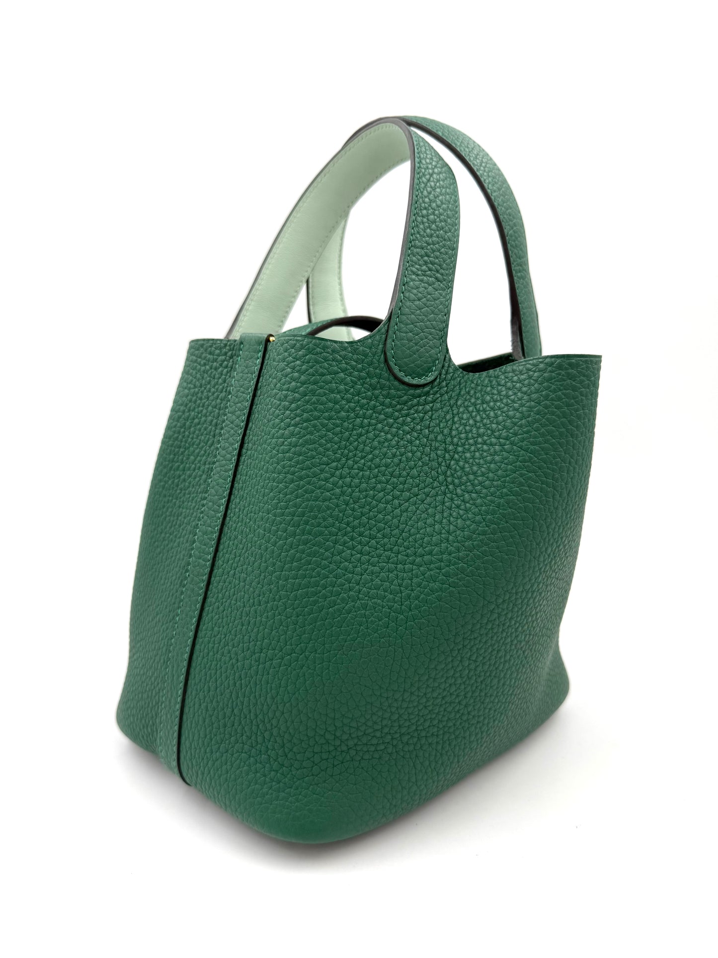 Hochwertige grüne HERMÈS Picotin 18 Lock Clemence Vert Moyen Handtasche aus genarbtem Leder, elegant und zeitlos.