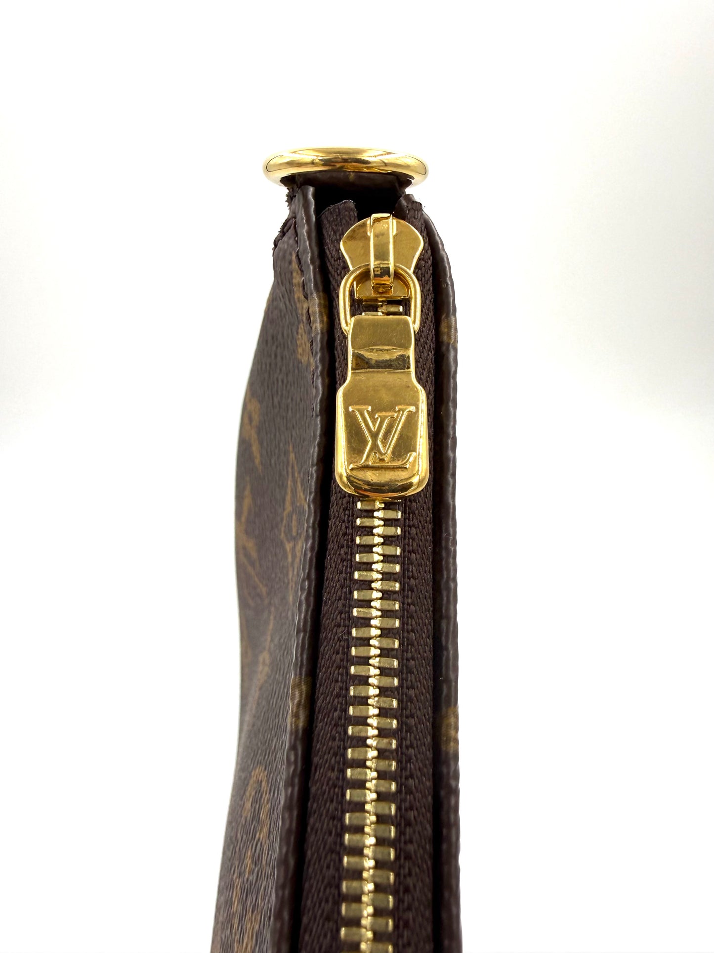 LOUIS VUITTON Multi Pochette Monogram Canvas mit goldfarbener LV-Reißverschlussverzierung und hochwertigem Canvas-Material