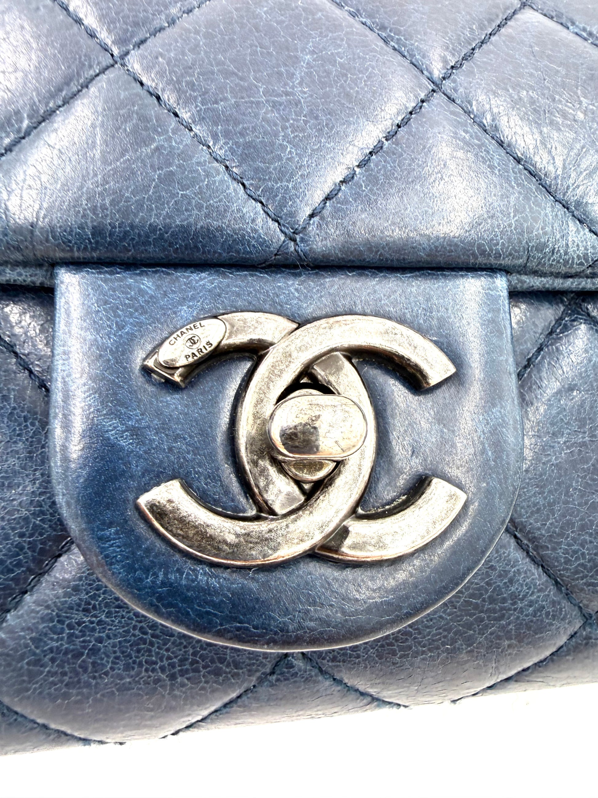 CHANEL Single Flap Coco Pleats Marineblau mit silbernem Doppel-C-Verschluss und weichem, gesteppter Leder in elegantem Marineblau