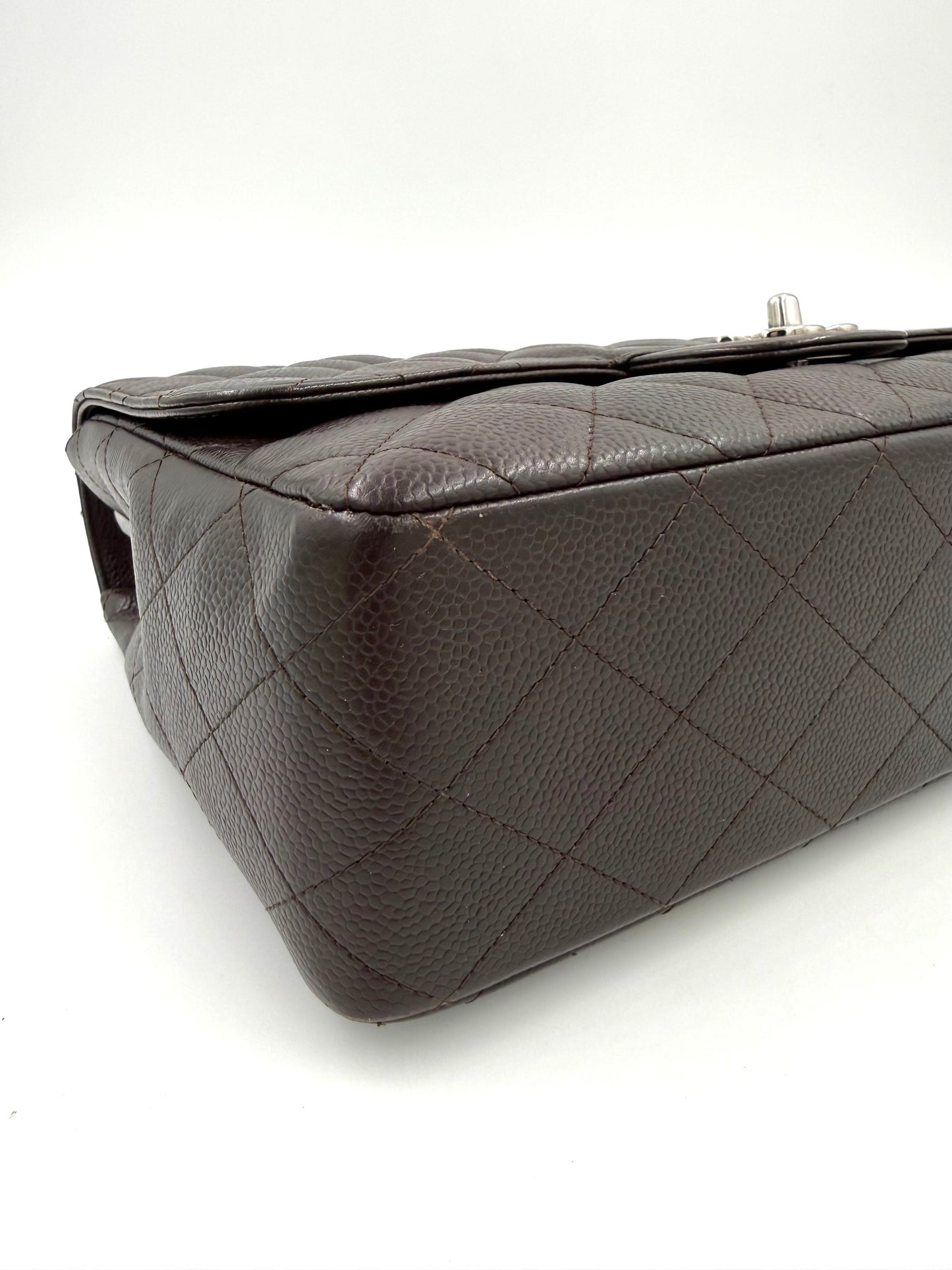 CHANEL Timeless Single Flap Jumbo Caviar dunkelbraun SHW aus geprägtem Leder mit Steppmuster und silberner Hardware.