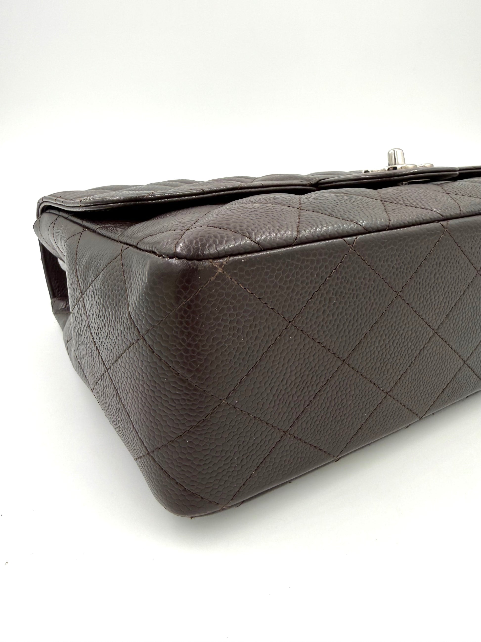 CHANEL Timeless Single Flap Jumbo Caviar dunkelbraun SHW aus geprägtem Leder mit Steppmuster und silberner Hardware.