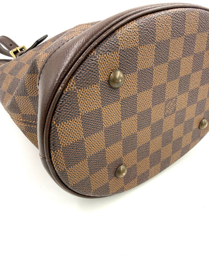 LOUIS VUITTON Bucket Bag PM Damier Ebene Boden mit typischen Messingfüßen und braunem Lederbesatz nahaufnahme