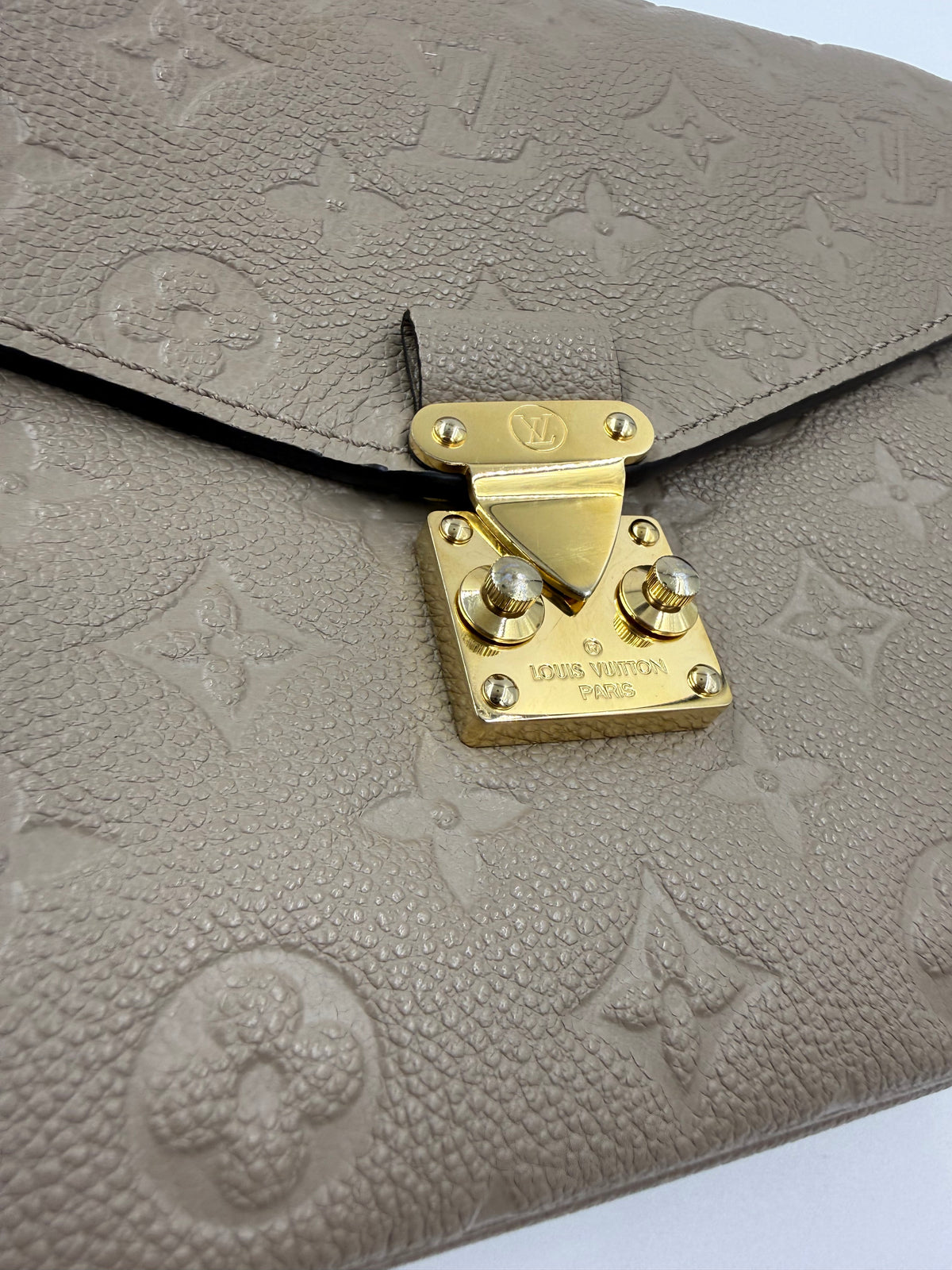 LOUIS VUITTON Pochette Metis Monogram Empreinte Tourterelle