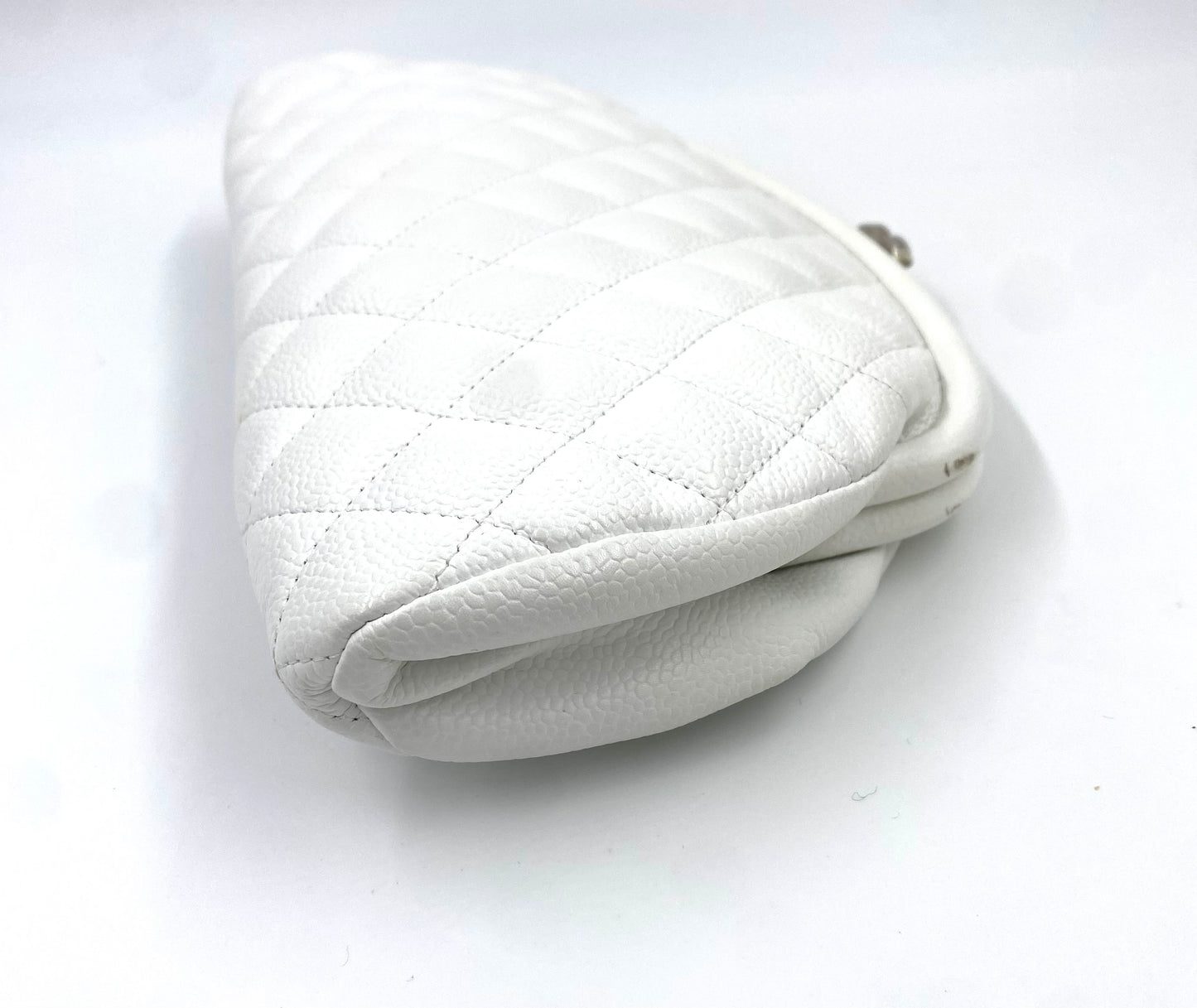 CHANEL quilted Clutch Caviarleder weiß