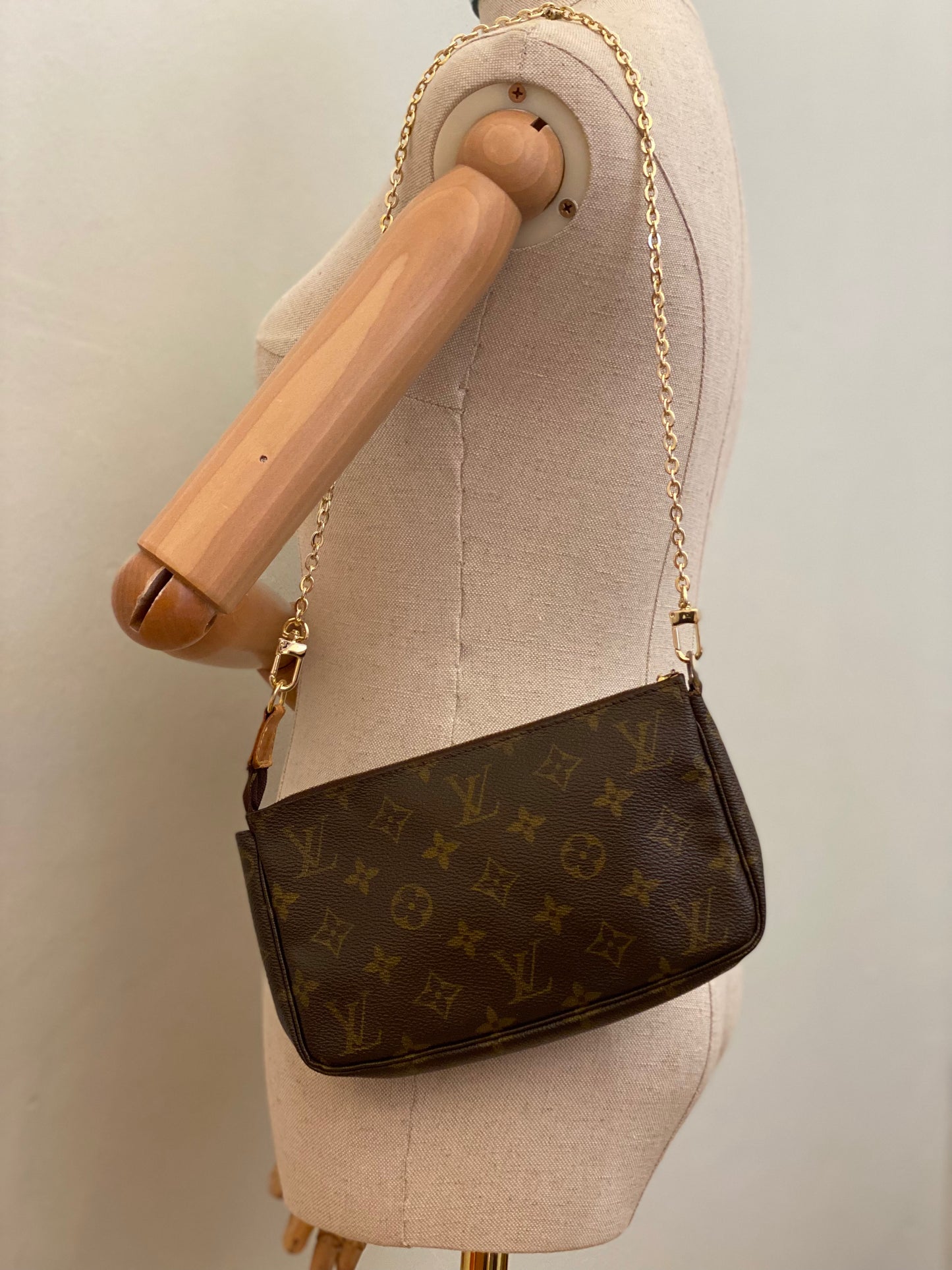 LOUIS VUITTON Pochette Accessoires Monogram Canvas mit Gold Chain Clutch Macarons