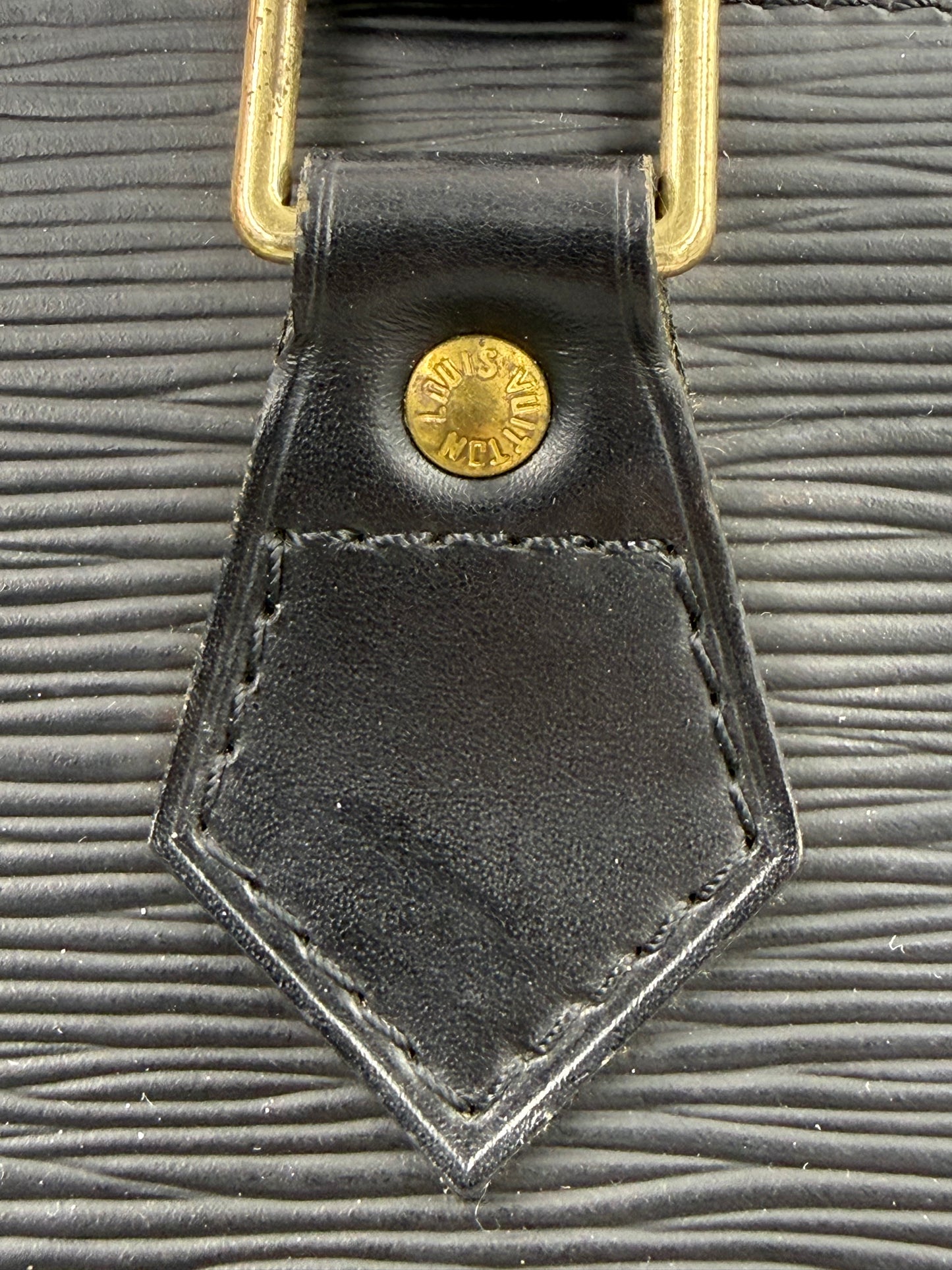 LOUIS VUITTON Alma PM Epi schwarz Detailaufnahme Schnalle Lederprägung goldener Nietenknopf vintage Tasche