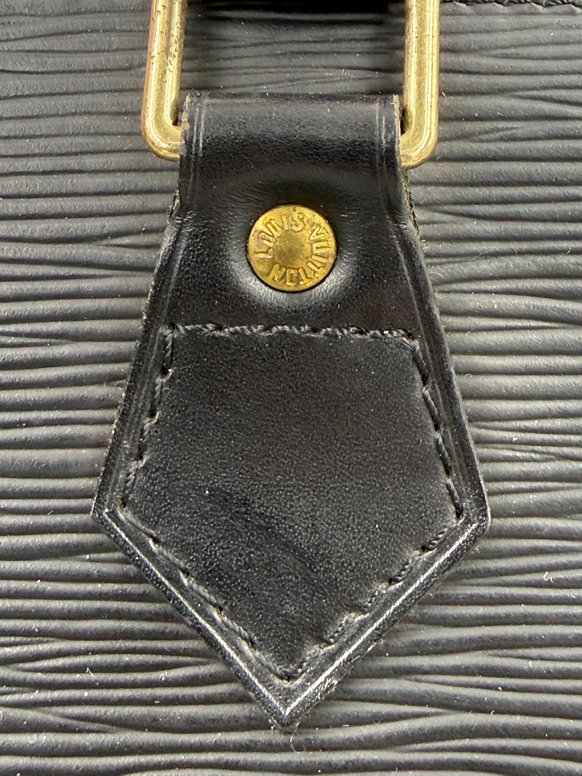 LOUIS VUITTON Alma PM Epi schwarz Detailaufnahme Schnalle Lederprägung goldener Nietenknopf vintage Tasche