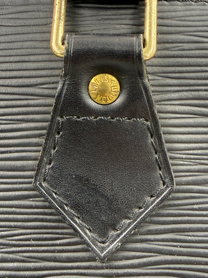 LOUIS VUITTON Alma PM Epi schwarz Detailaufnahme Schnalle Lederprägung goldener Nietenknopf vintage Tasche