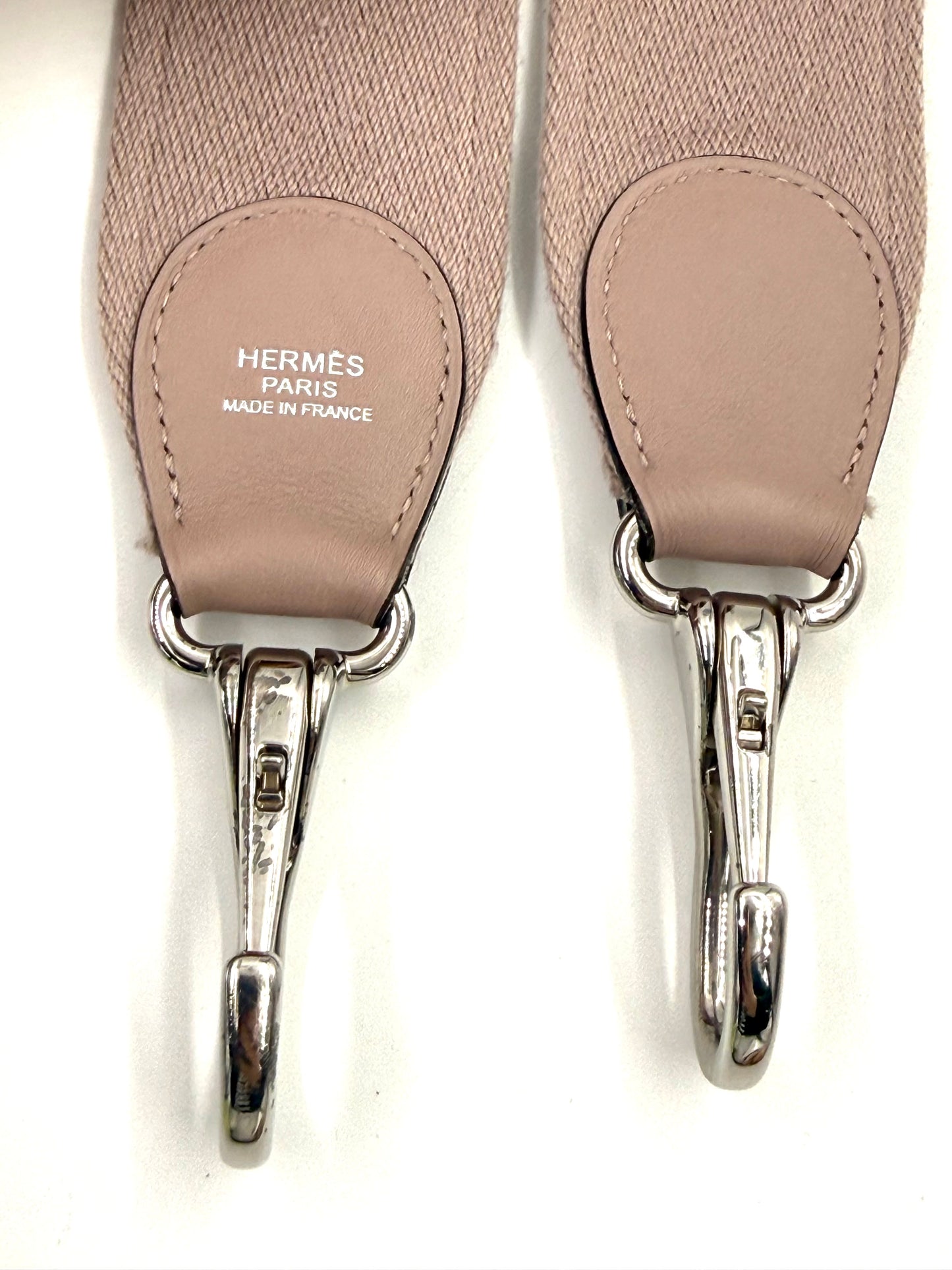 Detailaufnahme des helltaupefarbenen Lederriemens mit silbernen Haken der HERMÈS Berline 29 taupe PHW Designer Handtasche.