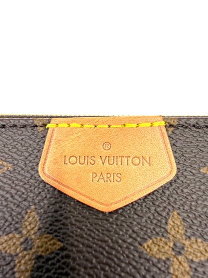 Nahaufnahme des Logos auf einer LOUIS VUITTON Multi Pochette Monogram Canvas Designer Handtasche Second Hand
