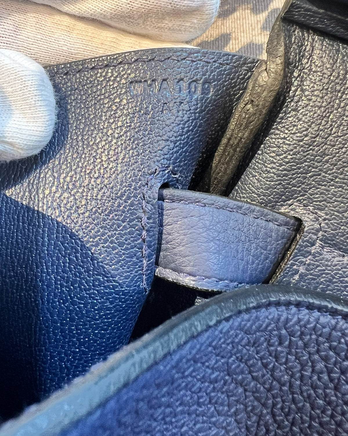 HERMÈS Birkin 35 Togo Blue Navy GHW Detailaufnahme des Togo-Leders in Marineblau