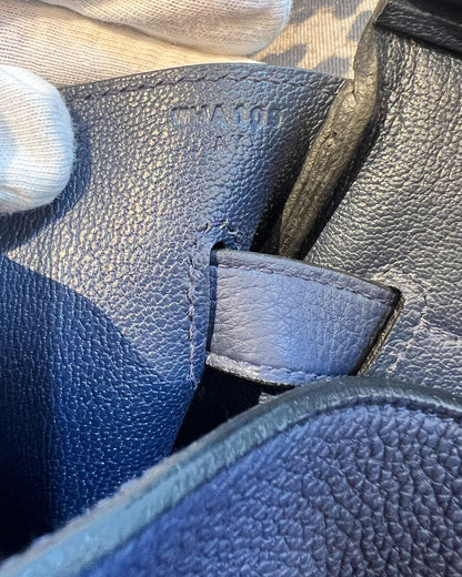 HERMÈS Birkin 35 Togo Blue Navy GHW Detailaufnahme des Togo-Leders in Marineblau