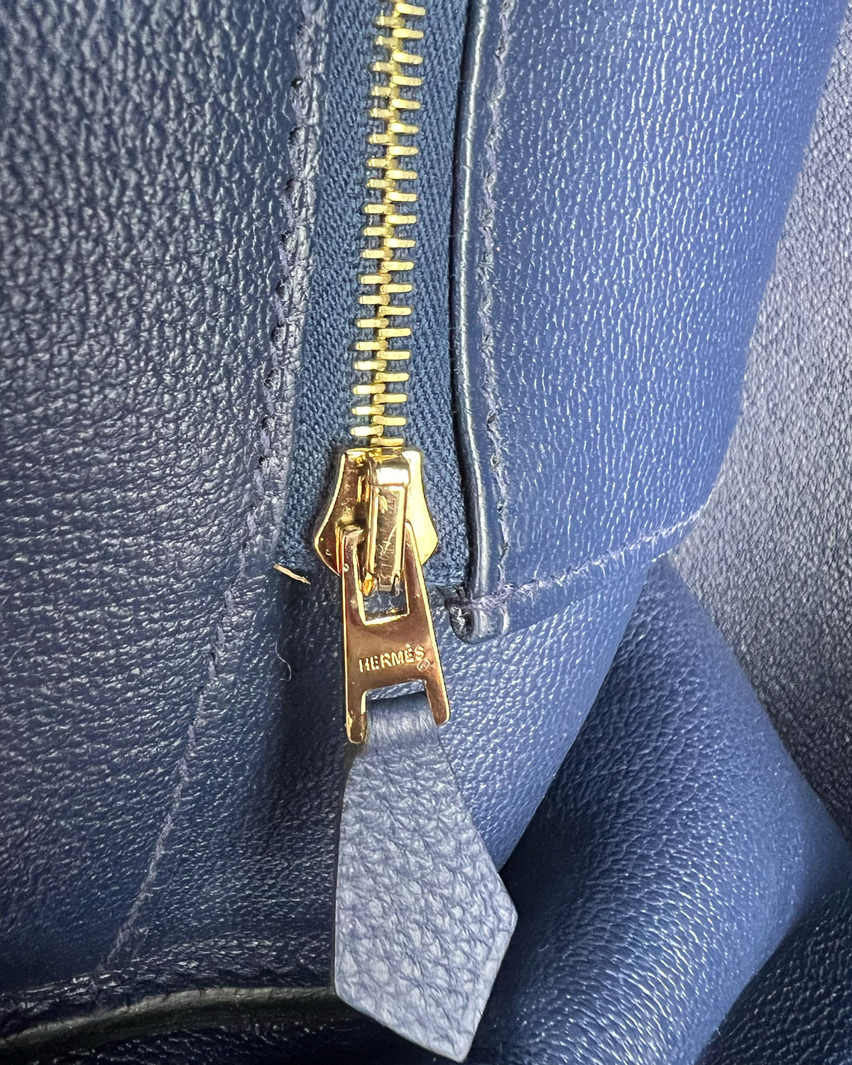HERMÈS Birkin 35 Togo Blue Navy GHW Detailaufnahme des goldfarbenen Reißverschlusses aus Togo Leder