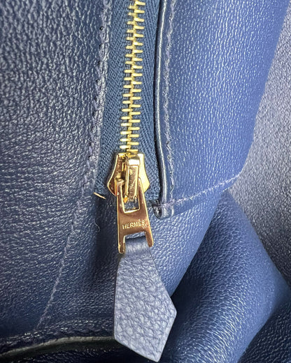 HERMÈS Birkin 35 Togo Blue Navy GHW Detailaufnahme des goldfarbenen Reißverschlusses aus Togo Leder