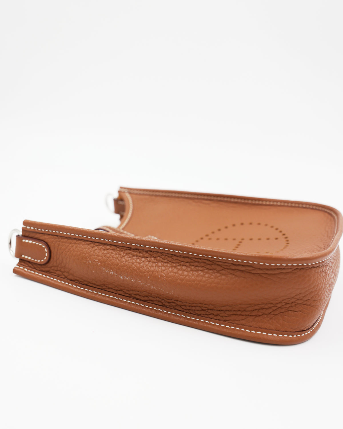 HERMÈS Evelyne 16 Clemence gold PHW in braunem Leder, Detailansicht der Designerhandtasche