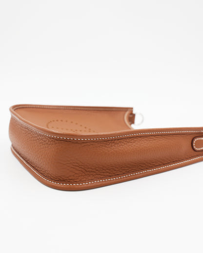 Detailansicht der HERMÈS Evelyne 16 Clemence gold PHW in edlem Goldton mit strukturiertem Lederband
