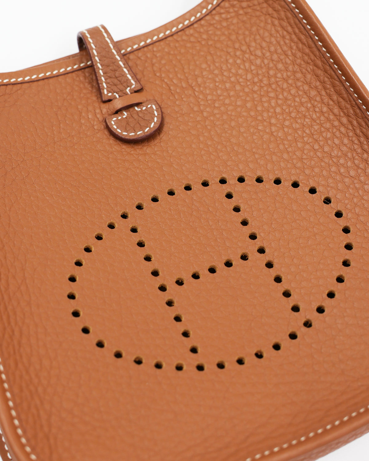 Detailansicht der HERMÈS Evelyne 16 Clemence gold PHW aus Leder mit perforiertem H-Motiv