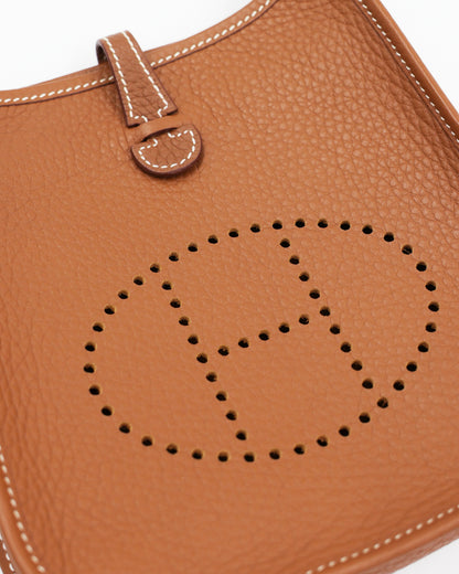 Detailansicht der HERMÈS Evelyne 16 Clemence gold PHW aus Leder mit perforiertem H-Motiv