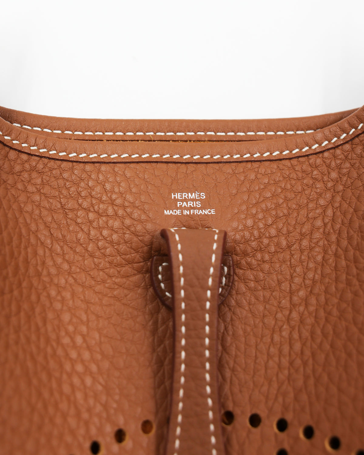 HERMÈS Evelyne 16 Clemence gold PHW Detailansicht der braunen Ledertasche mit weißer Kontrastnaht