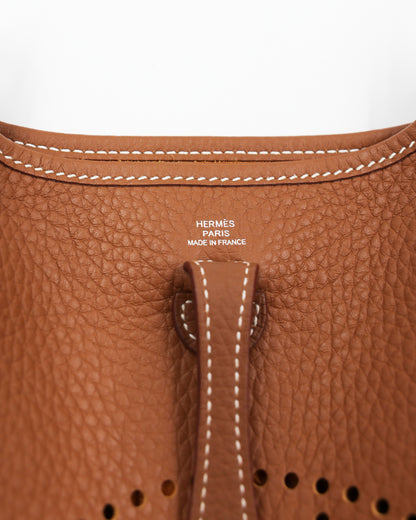 HERMÈS Evelyne 16 Clemence gold PHW Detailansicht der braunen Ledertasche mit weißer Kontrastnaht