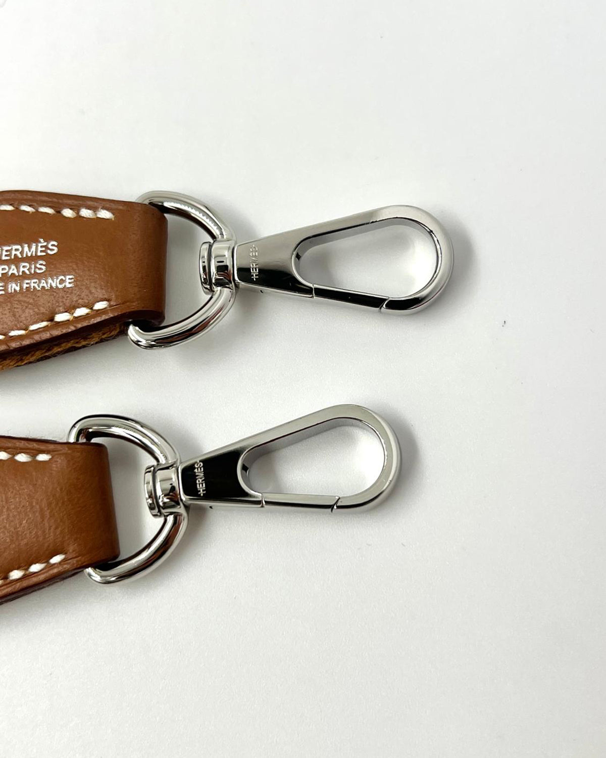 HERMÈS Evelyne 16 Clemence gold PHW Detailansicht mit braunem Leder und silberfarbenen Karabinerhaken