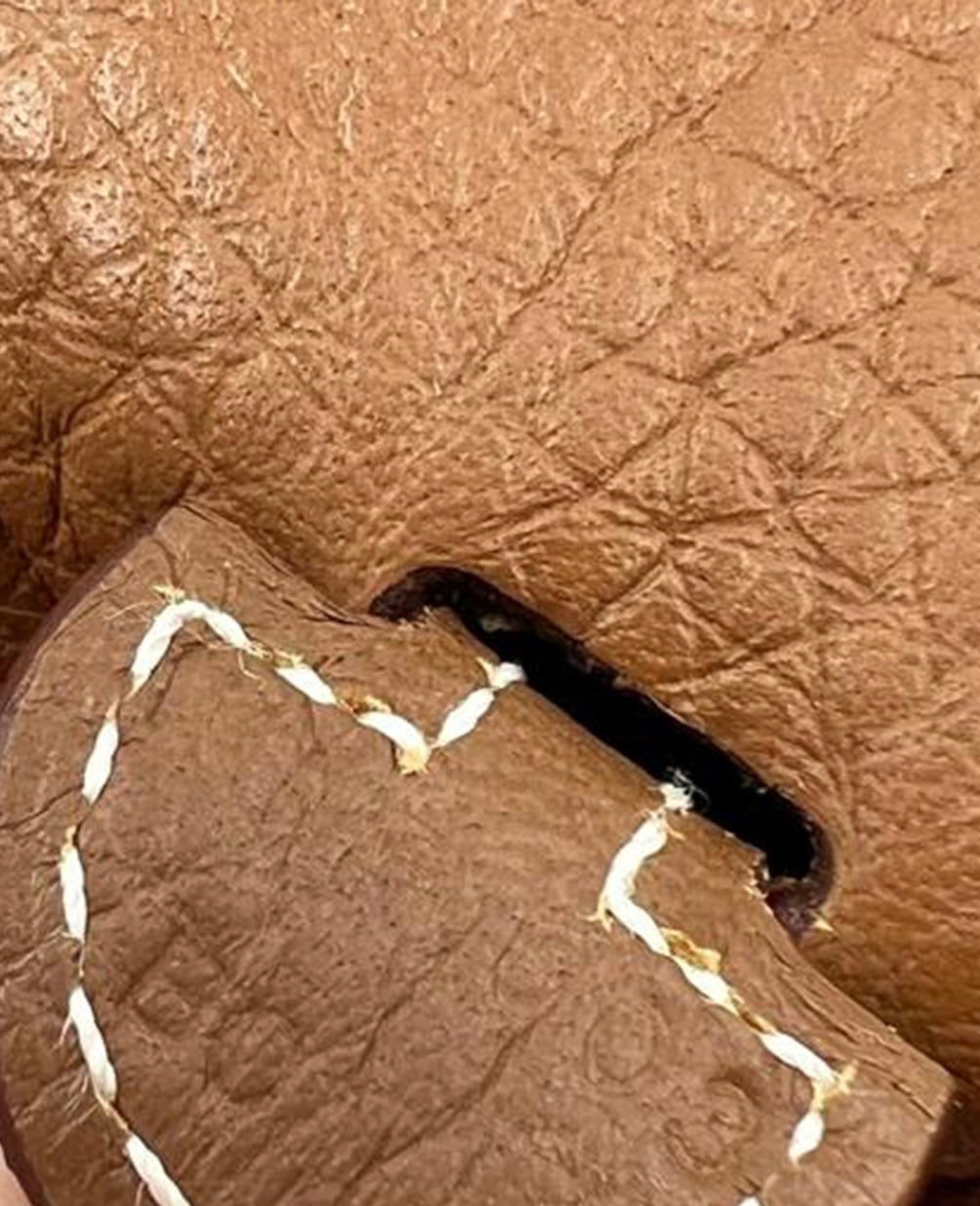 Detailansicht der HERMÈS Evelyne 16 Clemence gold PHW mit braunem Leder und sichtbaren Gebrauchsspuren