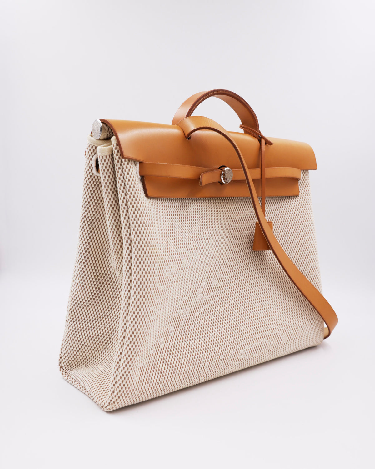 HERMÈS Herbag 39 Messenger Toile / Vache Naturelle PHW, authentische Secondhand-Designerhandtasche in Beige