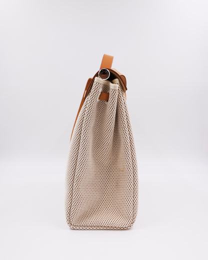 HERMÈS Herbag 39 Messenger Toile / Vache Naturelle PHW, seitliche Ansicht aus Canvas und Leder