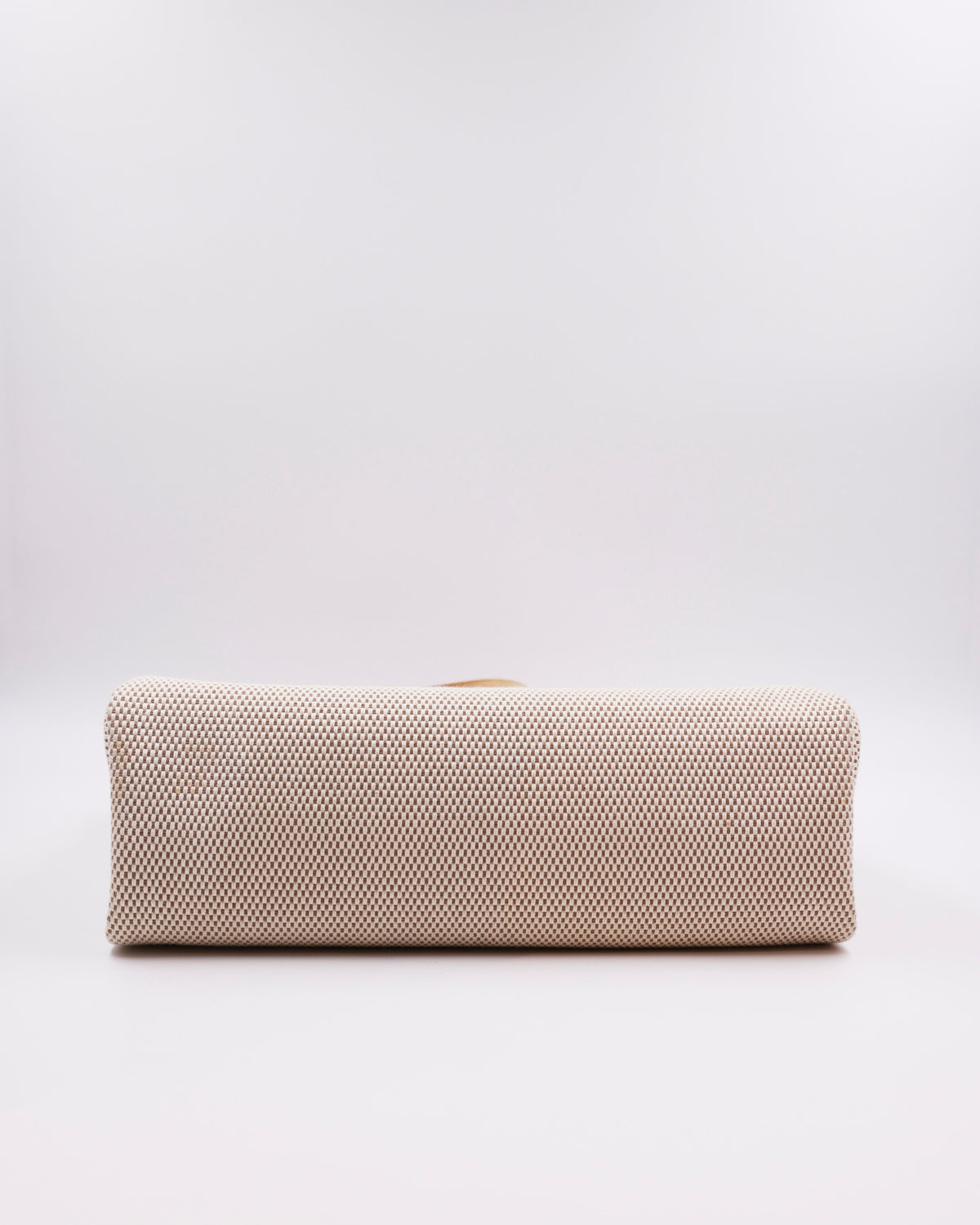 HERMÈS Herbag 39 Messenger Toile / Vache Naturelle PHW in neutraler Studioansicht